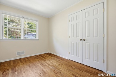 Welcome to this sun-drenched 3-bedroom, 2-bathroom ranch - photo 10