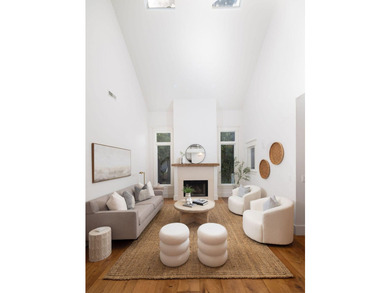 Thoughtfully renovated with a curated selection of designer - photo 12