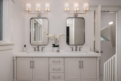 Thoughtfully renovated with a curated selection of designer - photo 32