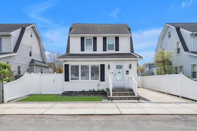 Beautiful 3 bedroom, 2.5 bath Colonial perfectly situated - photo 1