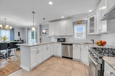 Beautiful 3 bedroom, 2.5 bath Colonial perfectly situated - photo 5