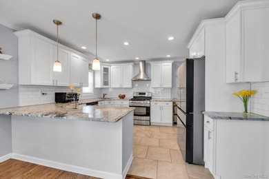 Beautiful 3 bedroom, 2.5 bath Colonial perfectly situated - photo 6