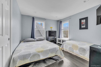 Beautiful 3 bedroom, 2.5 bath Colonial perfectly situated - photo 9