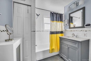Beautiful 3 bedroom, 2.5 bath Colonial perfectly situated - photo 10
