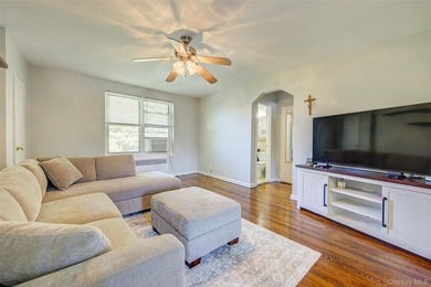 Welcome to this bright and airy retreat at quiet Baydale Tenants - photo 3