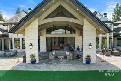 Built for entertaining, the kitchen features stunning mirrored - photo 3