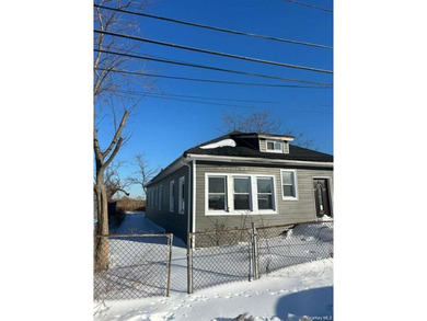 This amazing fully renovated house has on the 1st fl: 4 bedroom - photo 1