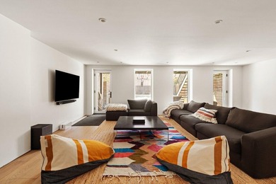 Located on a picturesque, tree-lined townhouse block in Cobble - photo 15