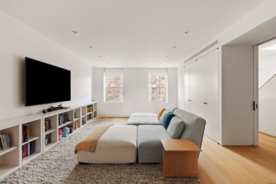 Located on a picturesque, tree-lined townhouse block in Cobble - photo 16