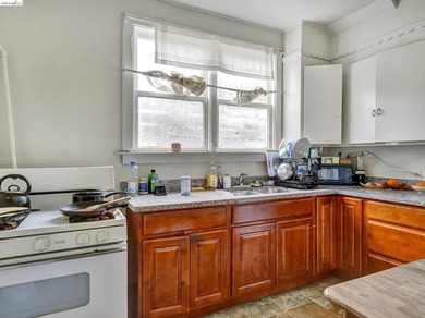 Conveniently located triplex near Children's Hospital and BART - photo 16