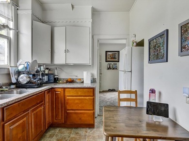 Conveniently located triplex near Children's Hospital and BART - photo 17