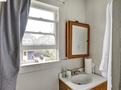 Conveniently located triplex near Children's Hospital and BART - photo 24