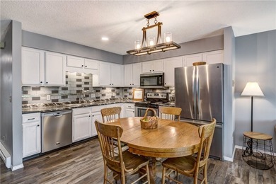Inviting and stylish condo offers conveniences and worry-free - photo 7