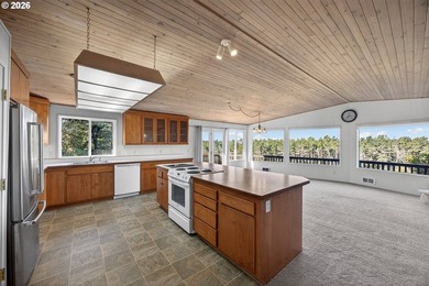 Large, tri-level home with views of the Siuslaw River, seasonal - photo 6