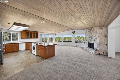 Large, tri-level home with views of the Siuslaw River, seasonal - photo 8