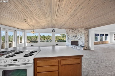 Large, tri-level home with views of the Siuslaw River, seasonal - photo 9