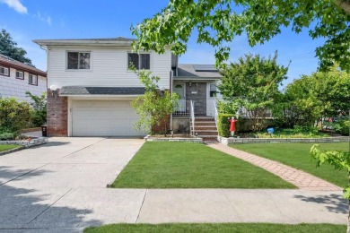 (private lake, pond, creek) Home Sale Pending in Little Neck New York