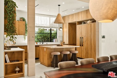 Set on one of Venice's most desirable, tree-lined streets is a - photo 11