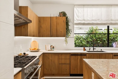 Set on one of Venice's most desirable, tree-lined streets is a - photo 12