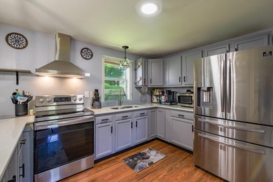 Welcome to 15 Nevelson Street, a well maintained 2002 built Cape - photo 12