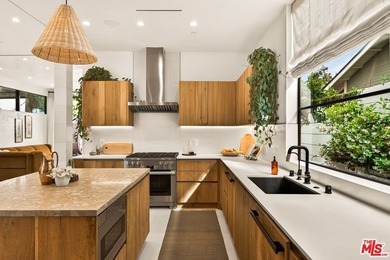 Set on one of Venice's most desirable, tree-lined streets is a - photo 13