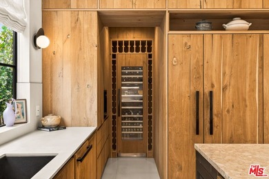 Set on one of Venice's most desirable, tree-lined streets is a - photo 14