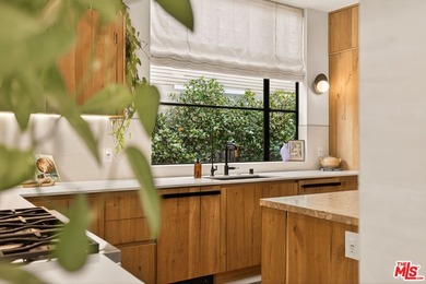 Set on one of Venice's most desirable, tree-lined streets is a - photo 15