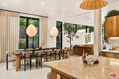 Set on one of Venice's most desirable, tree-lined streets is a - photo 16