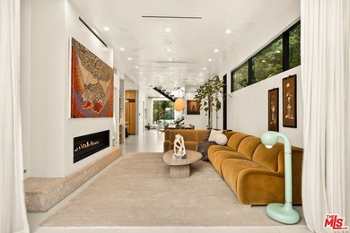 Set on one of Venice's most desirable, tree-lined streets is a - photo 17