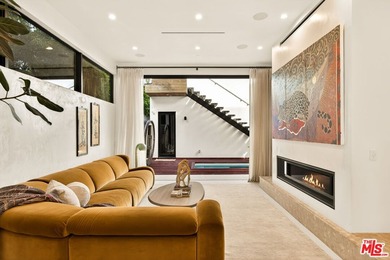 Set on one of Venice's most desirable, tree-lined streets is a - photo 18