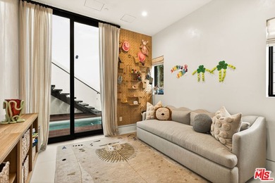 Set on one of Venice's most desirable, tree-lined streets is a - photo 21