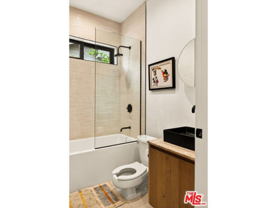 Set on one of Venice's most desirable, tree-lined streets is a - photo 22