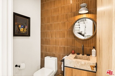 Set on one of Venice's most desirable, tree-lined streets is a - photo 23