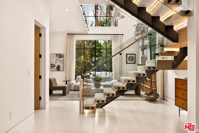 Set on one of Venice's most desirable, tree-lined streets is a - photo 24