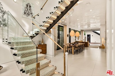 Set on one of Venice's most desirable, tree-lined streets is a - photo 25