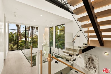Set on one of Venice's most desirable, tree-lined streets is a - photo 26