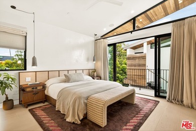 Set on one of Venice's most desirable, tree-lined streets is a - photo 27