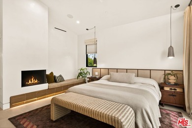 Set on one of Venice's most desirable, tree-lined streets is a - photo 28