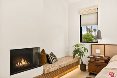 Set on one of Venice's most desirable, tree-lined streets is a - photo 29