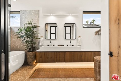 Set on one of Venice's most desirable, tree-lined streets is a - photo 30