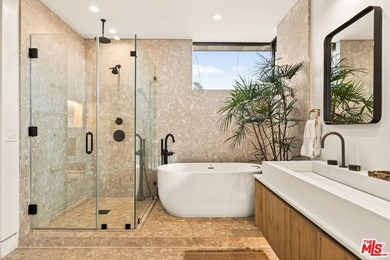 Set on one of Venice's most desirable, tree-lined streets is a - photo 31
