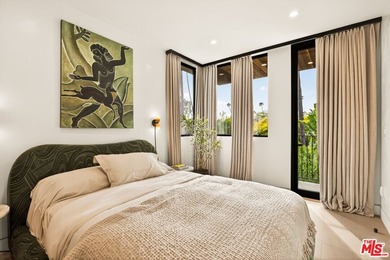 Set on one of Venice's most desirable, tree-lined streets is a - photo 32