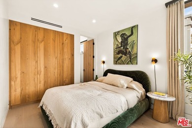 Set on one of Venice's most desirable, tree-lined streets is a - photo 33