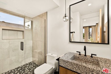 Set on one of Venice's most desirable, tree-lined streets is a - photo 34