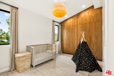 Set on one of Venice's most desirable, tree-lined streets is a - photo 35