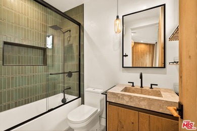 Set on one of Venice's most desirable, tree-lined streets is a - photo 36