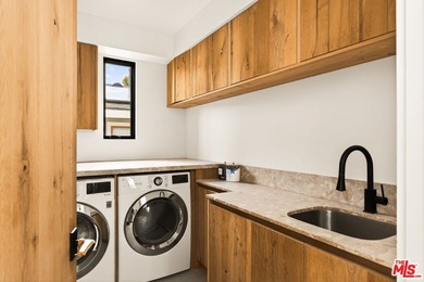 Set on one of Venice's most desirable, tree-lined streets is a - photo 37
