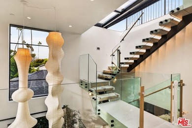 Set on one of Venice's most desirable, tree-lined streets is a - photo 38