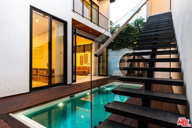 Set on one of Venice's most desirable, tree-lined streets is a - photo 42
