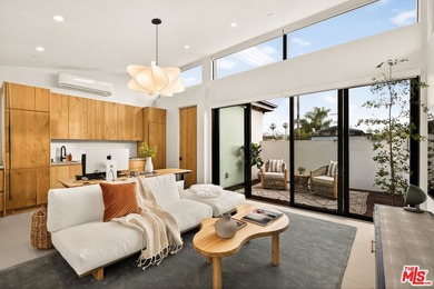 Set on one of Venice's most desirable, tree-lined streets is a - photo 43